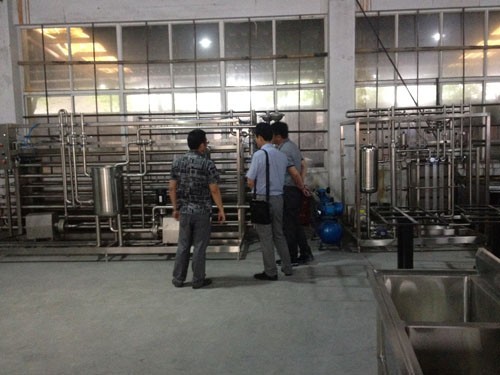 李時珍醫(yī)藥集團客戶到工廠參觀樣品