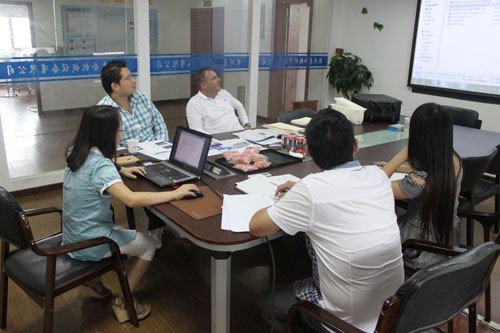 惠合同事與委內瑞拉奶酪生產線客戶洽談工藝2